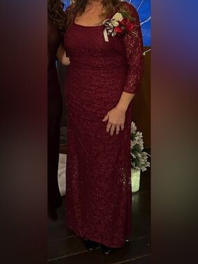 David’s Bridal Elegant Burgundy Lace Evening Dress - Mother of the Bride/Groom